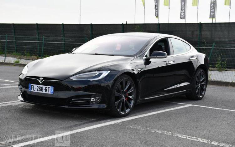 TESLA MODEL S PERFORMANCE AWD NOIR FL-268-RT