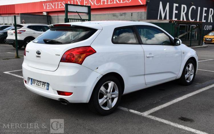 KIA PRO CEE D 1.6 CRDI 90 DERIV VP 2pl BLANC AV-227-PF