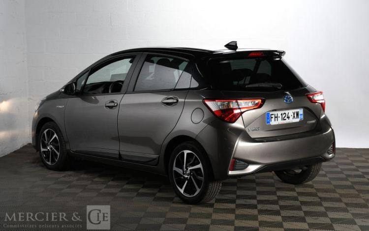 TOYOTA YARIS HYBRIDE 100H COLLECTION 5P GRIS FH-124-XW