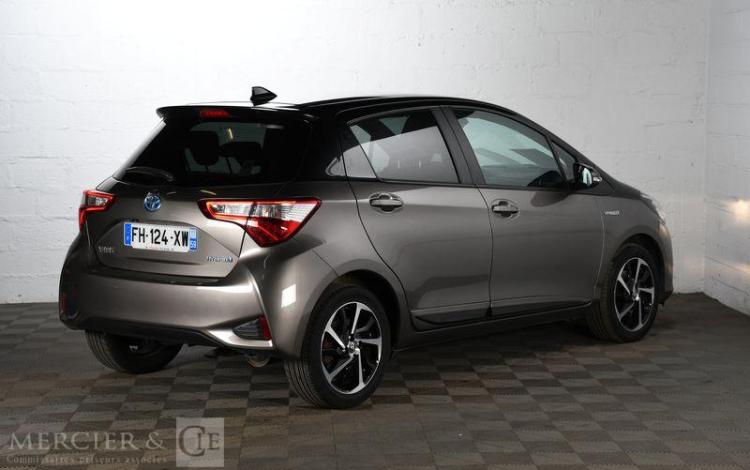 TOYOTA YARIS HYBRIDE 100H COLLECTION 5P GRIS FH-124-XW