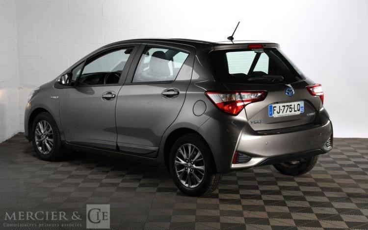 TOYOTA YARIS HYBRIDE 100H DYNAMIC 5P GRIS FJ-775-LQ