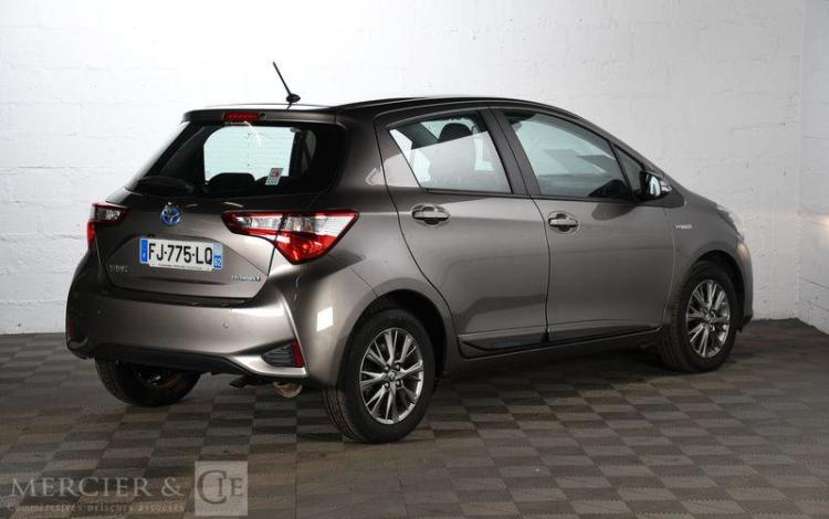 TOYOTA YARIS HYBRIDE 100H DYNAMIC 5P GRIS FJ-775-LQ