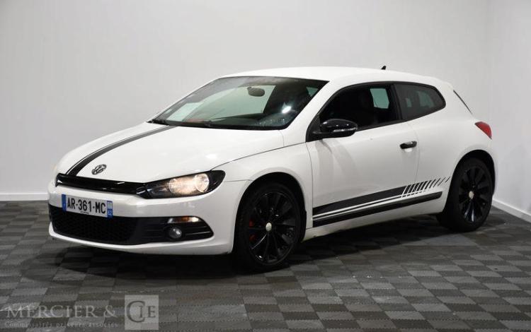 VOLKSWAGEN SCIROCCO 1,4 TSI 160CH SPORT LINE DSG BVA BLANC AR-361-MC