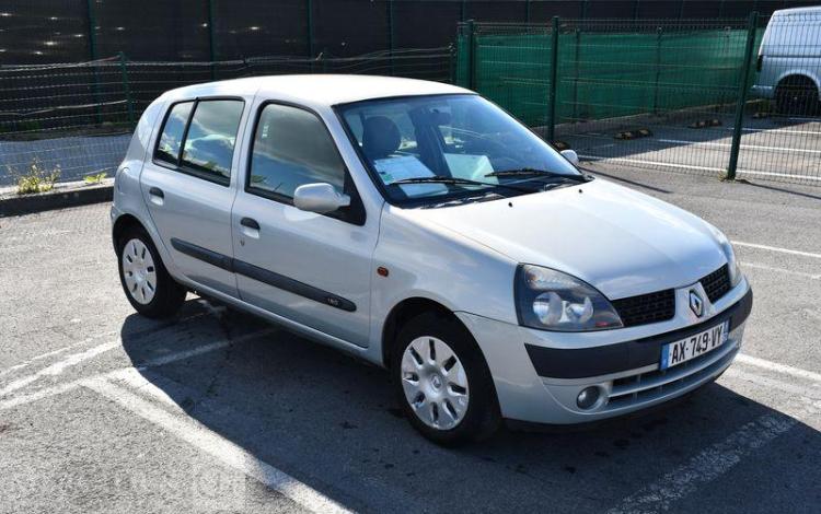 RENAULT CLIO 1,6 GRIS AX-749-VY