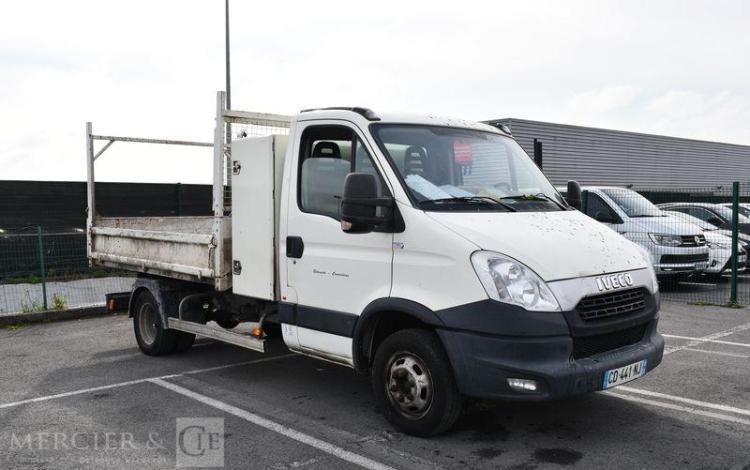 IVECO 35C BENNE AVEC COFFRE ACIER DIESEL – 122183 KMS – ANNEE 2012 BLANC CD-441-NJ