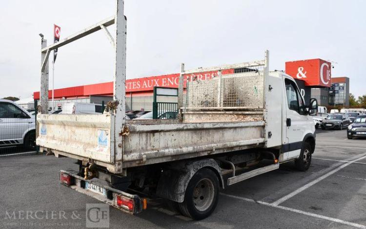 IVECO 35C BENNE AVEC COFFRE ACIER DIESEL – 122183 KMS – ANNEE 2012 BLANC CD-441-NJ