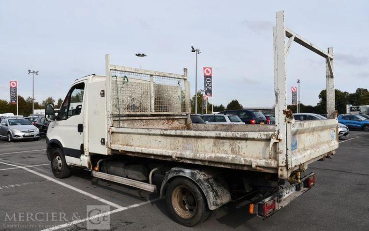 IVECO 35C BENNE AVEC COFFRE ACIER DIESEL – 122183 KMS – ANNEE 2012 BLANC CD-441-NJ