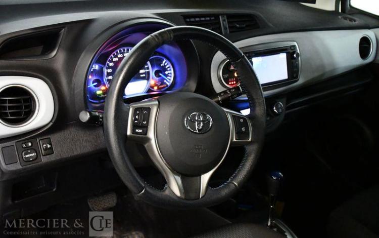 TOYOTA YARIS HYBRIDE BLANC CT-646-YP