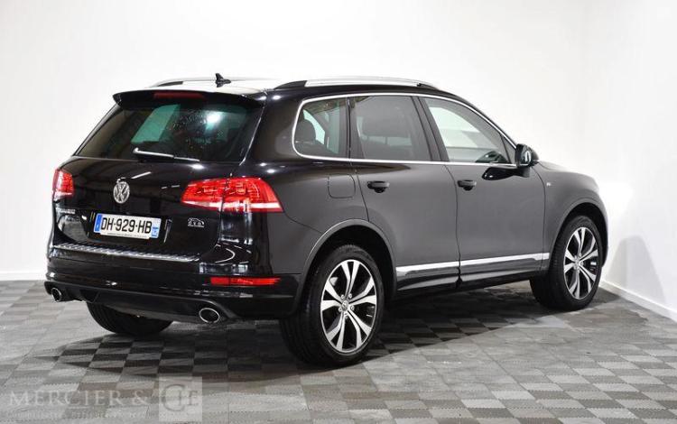 VOLKSWAGEN TOUAREG NOIR DH-929-HB