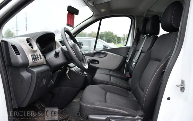 RENAULT TRAFIC BLANC EK-819-JL