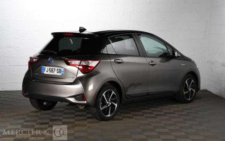 TOYOTA YARIS HYBRIDE 100H COLLECTION 5P GRIS FJ-587-SB