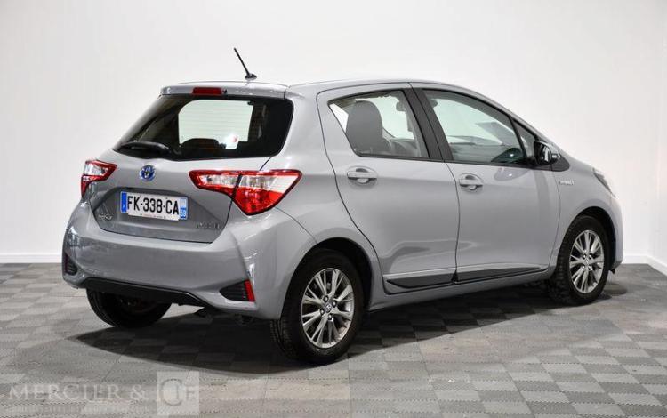 TOYOTA YARIS HYBRIDE 100H DYNAMIC GRIS FK-338-CA