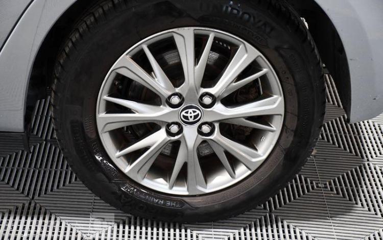 TOYOTA YARIS HYBRIDE 100H DYNAMIC GRIS FK-338-CA