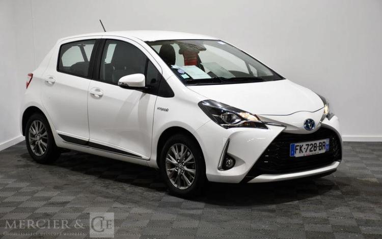 TOYOTA YARIS HYBRIDE 100H DYNAMIC 5P BLANC FK-728-BR