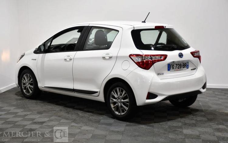 TOYOTA YARIS HYBRIDE 100H DYNAMIC 5P BLANC FK-728-BR