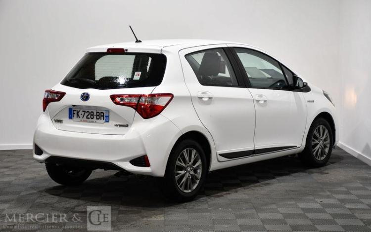 TOYOTA YARIS HYBRIDE 100H DYNAMIC 5P BLANC FK-728-BR