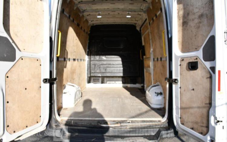 VOLKSWAGEN CRAFTER BLANC GJ-208-WA