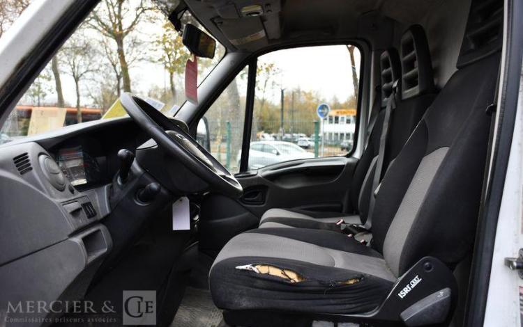 IVECO DAILY BLANC DF-631-RE