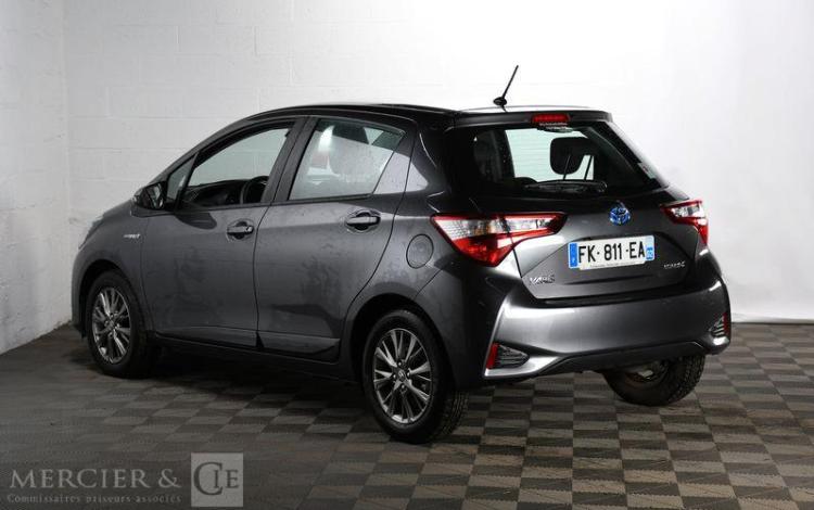 TOYOTA YARIS HYBRID 100H DYNAMIC 5P GRIS FK-811-EA