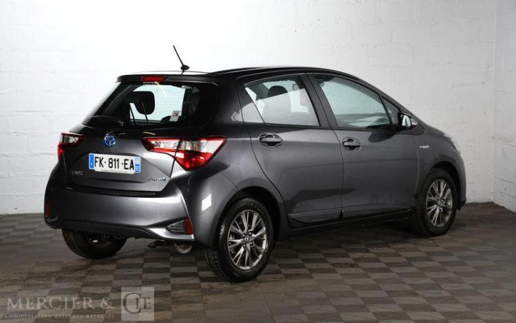 TOYOTA YARIS HYBRID 100H DYNAMIC 5P GRIS FK-811-EA