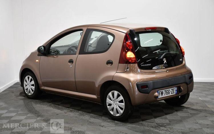 PEUGEOT 107 MARRON FM-766-ZE