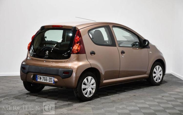 PEUGEOT 107 MARRON FM-766-ZE