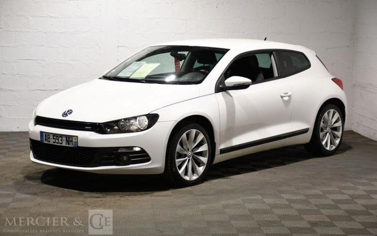 VOLKSWAGEN SCIROCCO BLANC AB-593-NH