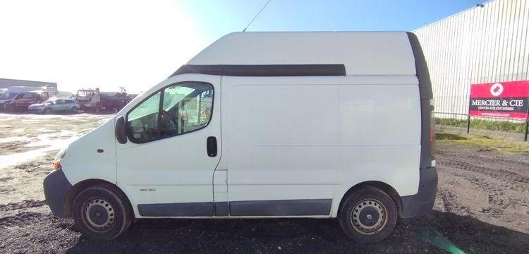 RENAULT TRAFIC 1,9 DCI – 8V TURBO – 82 CH – DIESEL – 250715 KMS – ANNEE 2005 BLANC 35APV51