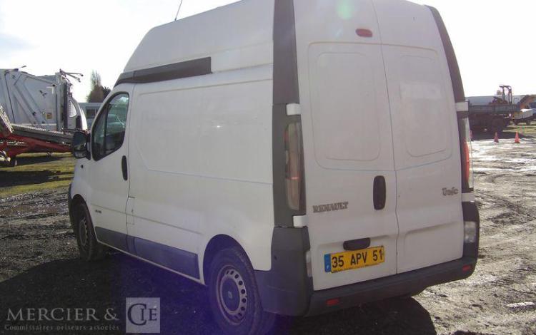 RENAULT TRAFIC 1,9 DCI – 8V TURBO – 82 CH – DIESEL – 250715 KMS – ANNEE 2005 BLANC 35APV51