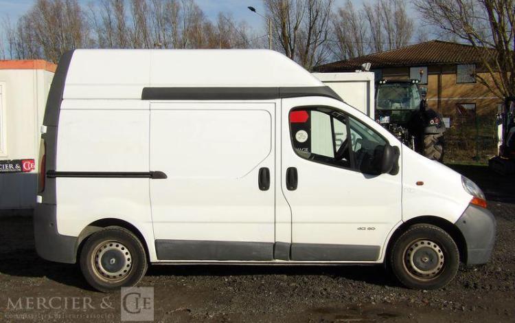 RENAULT TRAFIC 1,9 DCI – 8V TURBO – 82 CH – DIESEL – 250715 KMS – ANNEE 2005 BLANC 35APV51