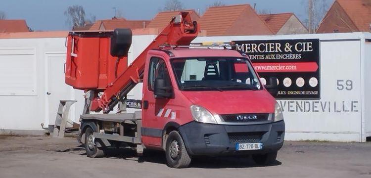 IVECO 35S11 AVEC NACELLE16M ISOLI PT/165/VT 48 NE – DIESEL – 4819 HEURES – 82264 KMS ROUGE BZ-770-BL