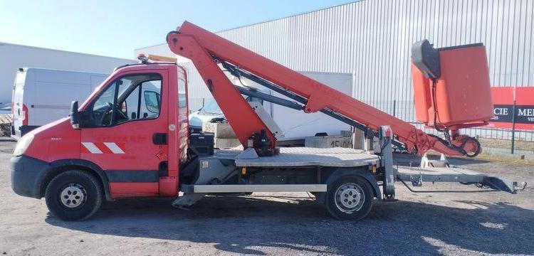 IVECO 35S11 AVEC NACELLE16M ISOLI PT/165/VT 48 NE – DIESEL – 4819 HEURES – 82264 KMS ROUGE BZ-770-BL