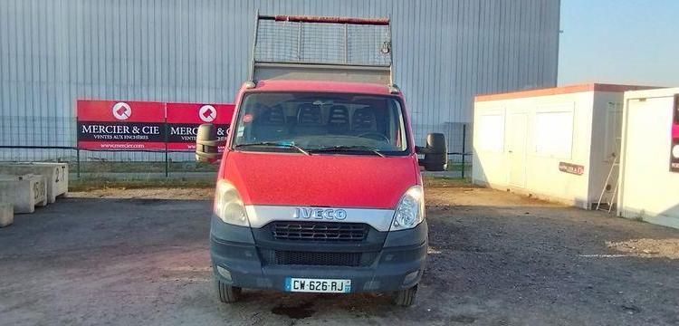 IVECO 35C13D.6 CAMION BENNE – DOUBLE CABINE DIESEL – 151902 KMS – ANNEE 2013 ROUGE CW-626-RJ