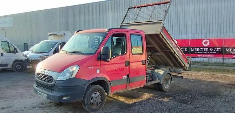 IVECO 35C13D.6 CAMION BENNE – DOUBLE CABINE DIESEL – 151902 KMS – ANNEE 2013 ROUGE CW-626-RJ