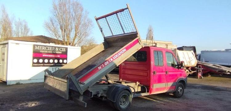 IVECO 35C13D.6 CAMION BENNE – DOUBLE CABINE DIESEL – 151902 KMS – ANNEE 2013 ROUGE CW-626-RJ