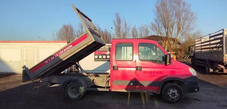 IVECO 35C13D.6 CAMION BENNE – DOUBLE CABINE DIESEL – 151902 KMS – ANNEE 2013 ROUGE CW-626-RJ