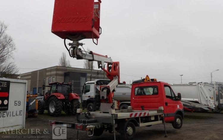 IVECO 35S11 AVEC NACELLE MULTITEL MX170 16M – DIESEL – 3982 HEURES – 77933 KMS – ROUGE CY-414-KD