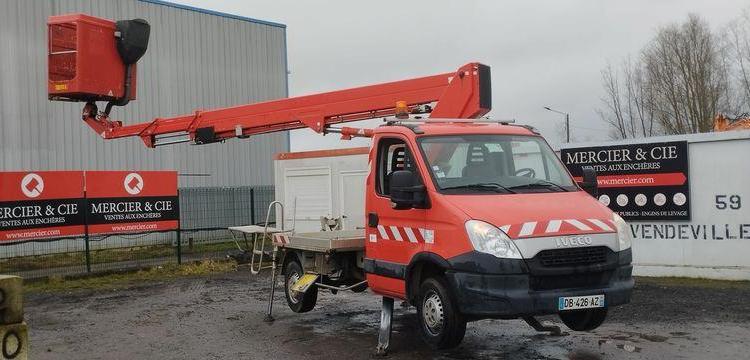 IVECO 35S11 AVEC NACELLE GSR E179T 18M – DIESEL – 3779 HEURES – 77797 KMS – ANNEE 2013 ROUGE DB-426-AZ