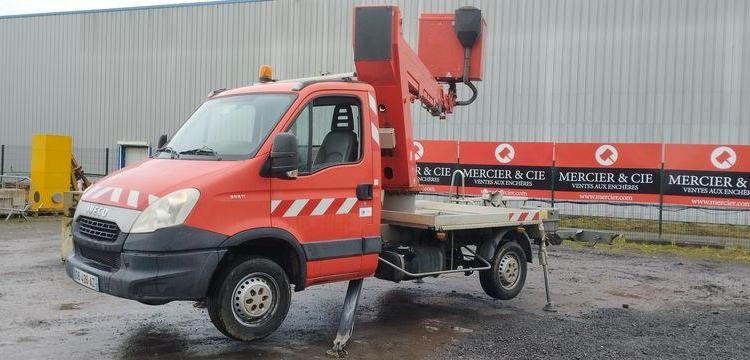 IVECO 35S11 AVEC NACELLE GSR E179T 18M – DIESEL – 3779 HEURES – 77797 KMS – ANNEE 2013 ROUGE DB-426-AZ