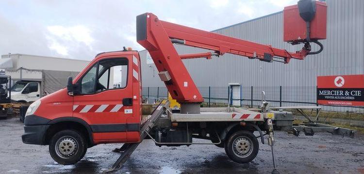 IVECO 35S11 AVEC NACELLE GSR E179T 18M – DIESEL – 3779 HEURES – 77797 KMS – ANNEE 2013 ROUGE DB-426-AZ