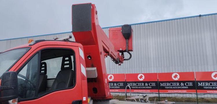 IVECO 35S11 AVEC NACELLE GSR E179T 18M – DIESEL – 3779 HEURES – 77797 KMS – ANNEE 2013 ROUGE DB-426-AZ