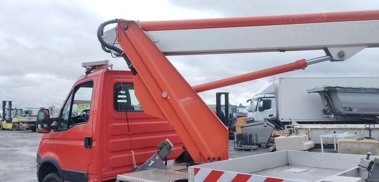 IVECO 35S11 AVEC NACELLE MULTITEL MT202DS – 20 M – DIESEL – 6576 HEURES – 80034 KMS ROUGE DD-590-AF