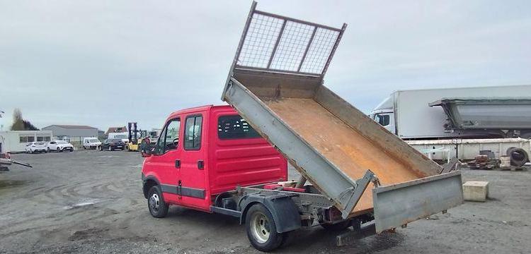 IVECO DAILY VI 35C13 DOUBLE CABINE 2,3LD 16V 126CV AVEC BENNE – DIESEL – 148864 KMS ROUGE DE-893-VV