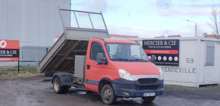 IVECO 35C13 BENNE AVEC COFFRE ACIER DIESEL – 197028 KMS – ANNEE 2014 ROUGE DK-703-PJ