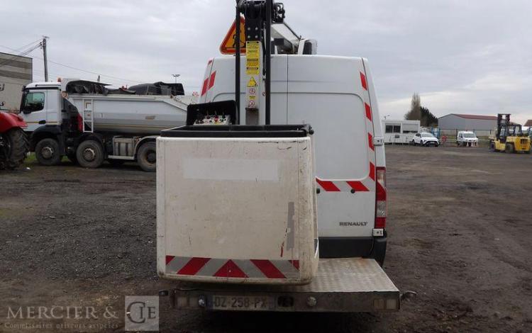 RENAULT MASTER AVEC NACELLE VERSALIFT ET38LF 14M – DIESEL – 2721 HEURES – 122030 KMS BLANC DZ-258-PX