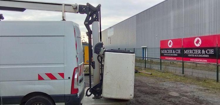 RENAULT MASTER AVEC NACELLE VERSALIFT ET38LF 14M – DIESEL – 2721 HEURES – 122030 KMS BLANC DZ-258-PX