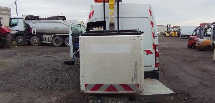 RENAULT MASTER AVEC NACELLE VERSALIFT ET38LF 14M – DIESEL – 2721 HEURES – 122030 KMS BLANC DZ-258-PX