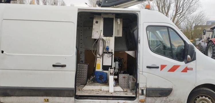 RENAULT MASTER AVEC NACELLE VERSALIFT ET38LF 14M – DIESEL – 2721 HEURES – 122030 KMS BLANC DZ-258-PX