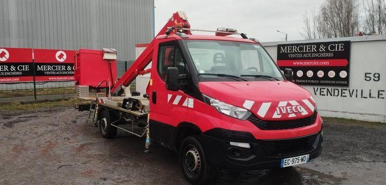 IVECO 35S11 AVEC NACELLE GSR 169TR 16M – DIESEL – 2267 HEURES – 48838 KMS – ANNEE 2016 ROUGE EC-975-WD