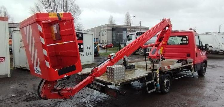 IVECO 35S11 AVEC NACELLE GSR 169TR 16M – DIESEL – 2267 HEURES – 48838 KMS – ANNEE 2016 ROUGE EC-975-WD